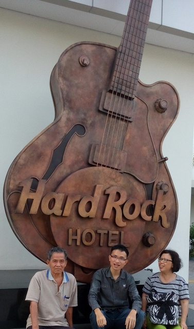 There are many hotels along Batu Ferringhi beaches and this Hard Rock Hotel is one of the most luxurious. About RM500++ per night!